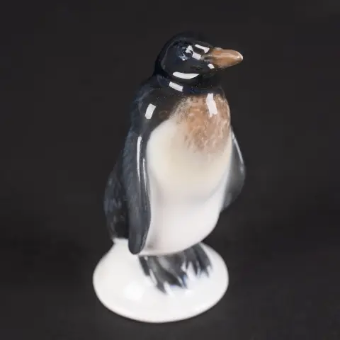 Stojící tučňák na kulatém podstavci, Rosenthal, bílý porcelán s polychromní dekorací, výška cca 8 cm, návrh Karl …