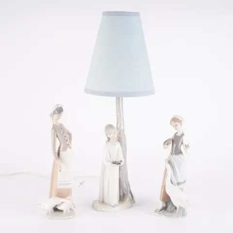 3dílný soubor figurek Nao a Lladro sestávající ze 2 figurek Lladro, výška cca 24 a cca 28 cm a jednoplamenny, el...