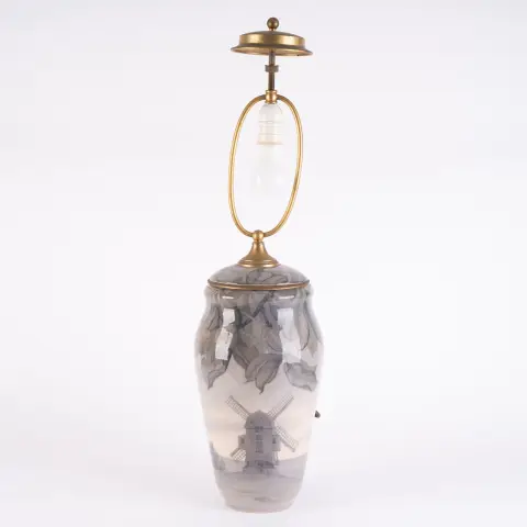 Vzácná váza s víkem jako stolní lampa, Royal Copenhagen, dánský bílý porcelán s polychromní malbou listů a krajiny...