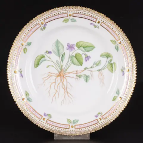 Jídelní talíř FLORA DANICA, Viola odorata L., Royal Copenhagen, dánský bílý porcelán, s složitě a detailně, ...