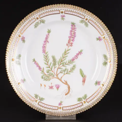 Jídelní talíř FLORA DANICA, Erica vulgaris L., Royal Copenhagen, dánský bílý porcelán, s náročnou a detailní výzdobou
