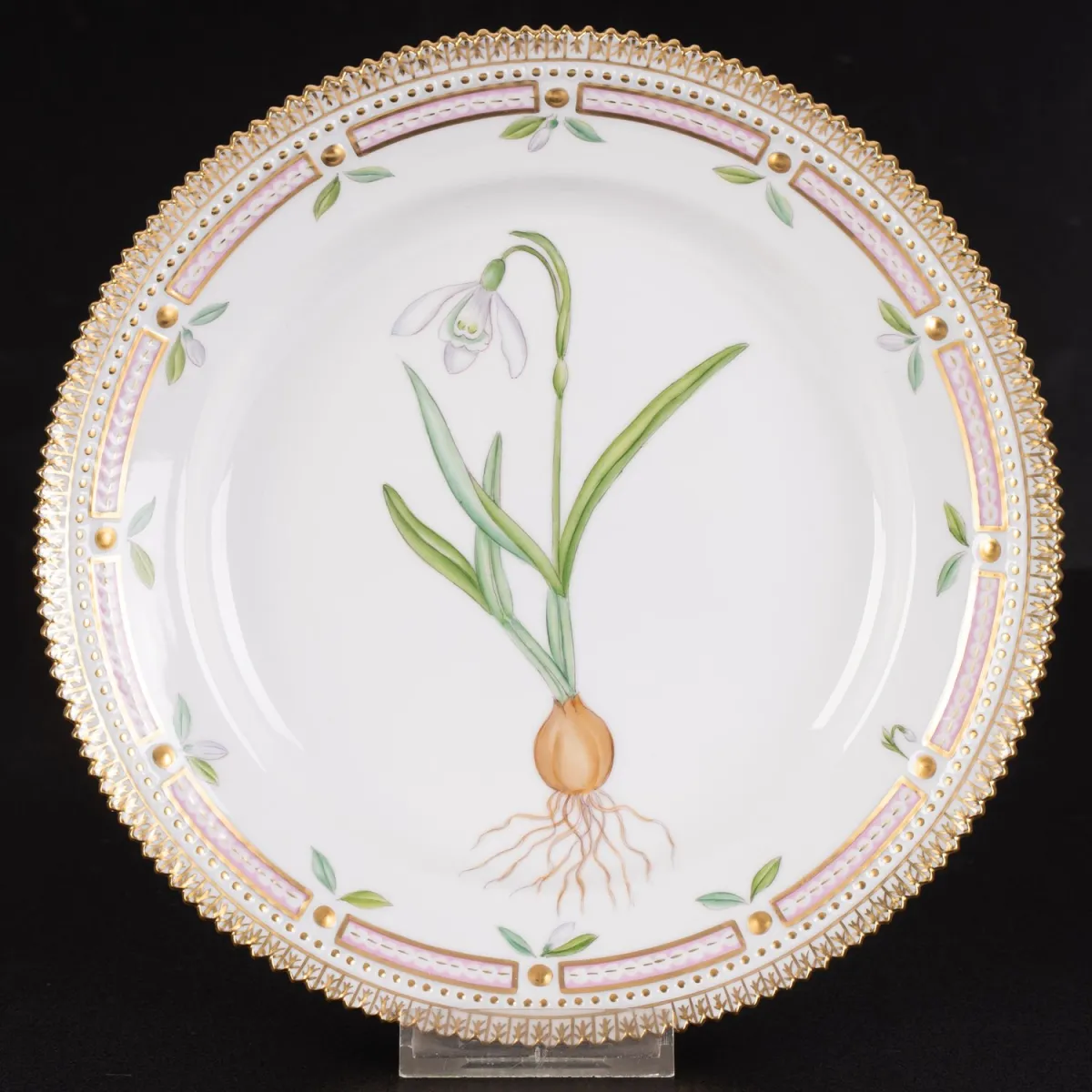 Eetbord FLORA DANICA, Galanthus nivalis L., Royal Copenhagen, Deens wit porselein, met uitgebreide en gedetailleerde decoratie