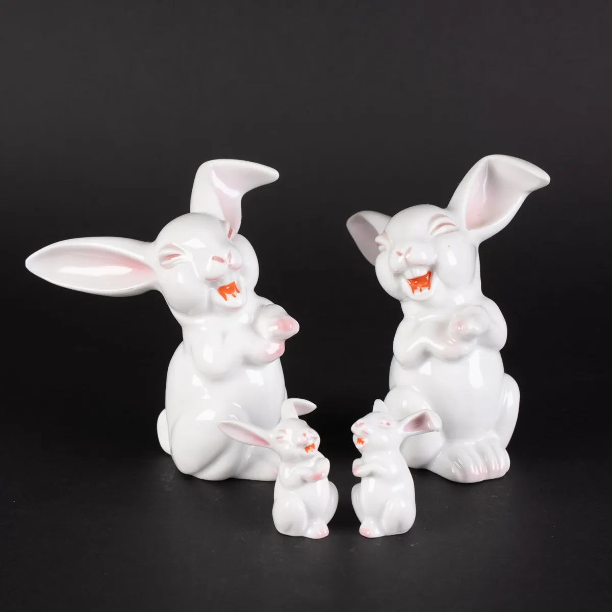 4 laughing hares in 2 sizes, Rosenthal, very nice condition. Height approx. 4.5 and approx. 13.5 cm.