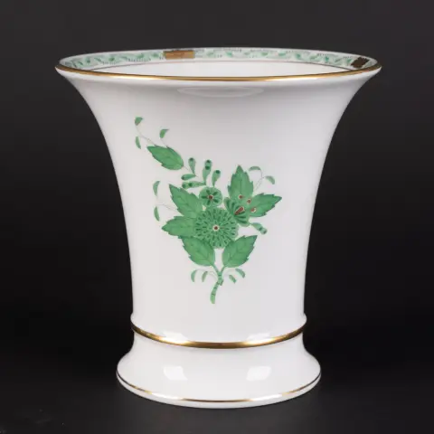 Vase de table en forme d'entonnoir, Herend, porcelaine blanche hongroise avec Apponyi en tons verts et dorure discrète, peinte à la main