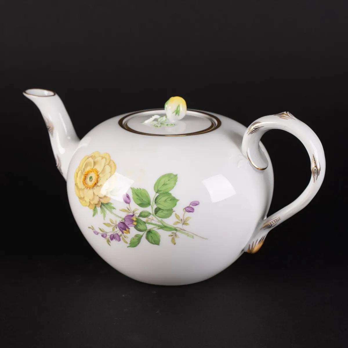 Théière, Meissen, marque aux épées 1er choix, porcelaine blanche saxonne avec peinture florale polychrome et décor doré discret