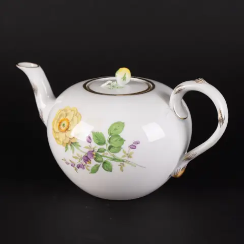 Théière, Meissen, marque aux épées 1er choix, porcelaine blanche saxonne avec peinture florale polychrome et décor doré discret