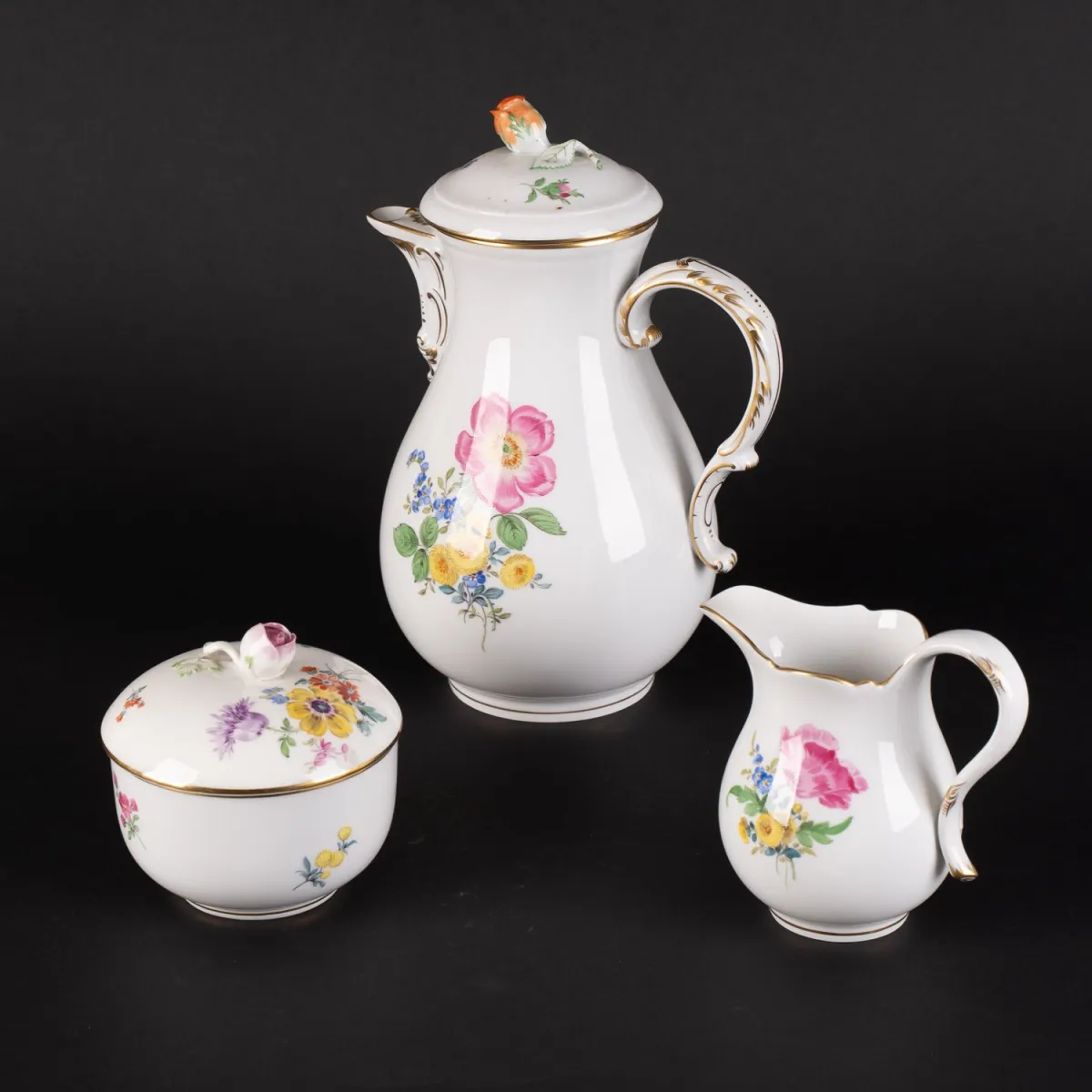 3-teiliges Kaffeekernstück, bestehend aus Kaffeekanne, Höhe ca. 24 cm, Milchkännchen, Höhe ca. 11,5 cm und gedeckelter Z…