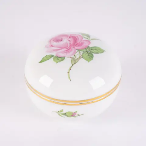 Boîte ronde avec couvercle, Meissen, marque aux épées 1er choix, porcelaine blanche saxonne avec décor de roses polychrome et or discret…