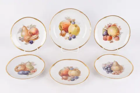 Service à fruits 6 pièces, porcelaine Schumann, décor de fruits lithographié, dorure partiellement usée, composé de fruits…