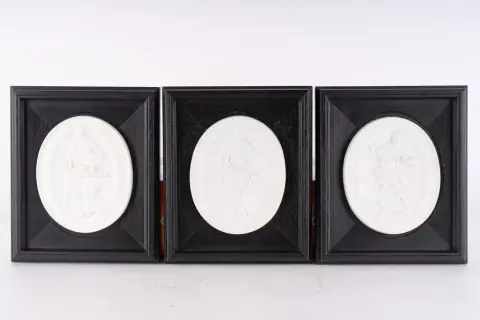 Suite de 3 muses, plaques murales ovales en porcelaine, Meissen, édition limitée, Club Edition - 1981, dans cadre rectangulaire en ébène…