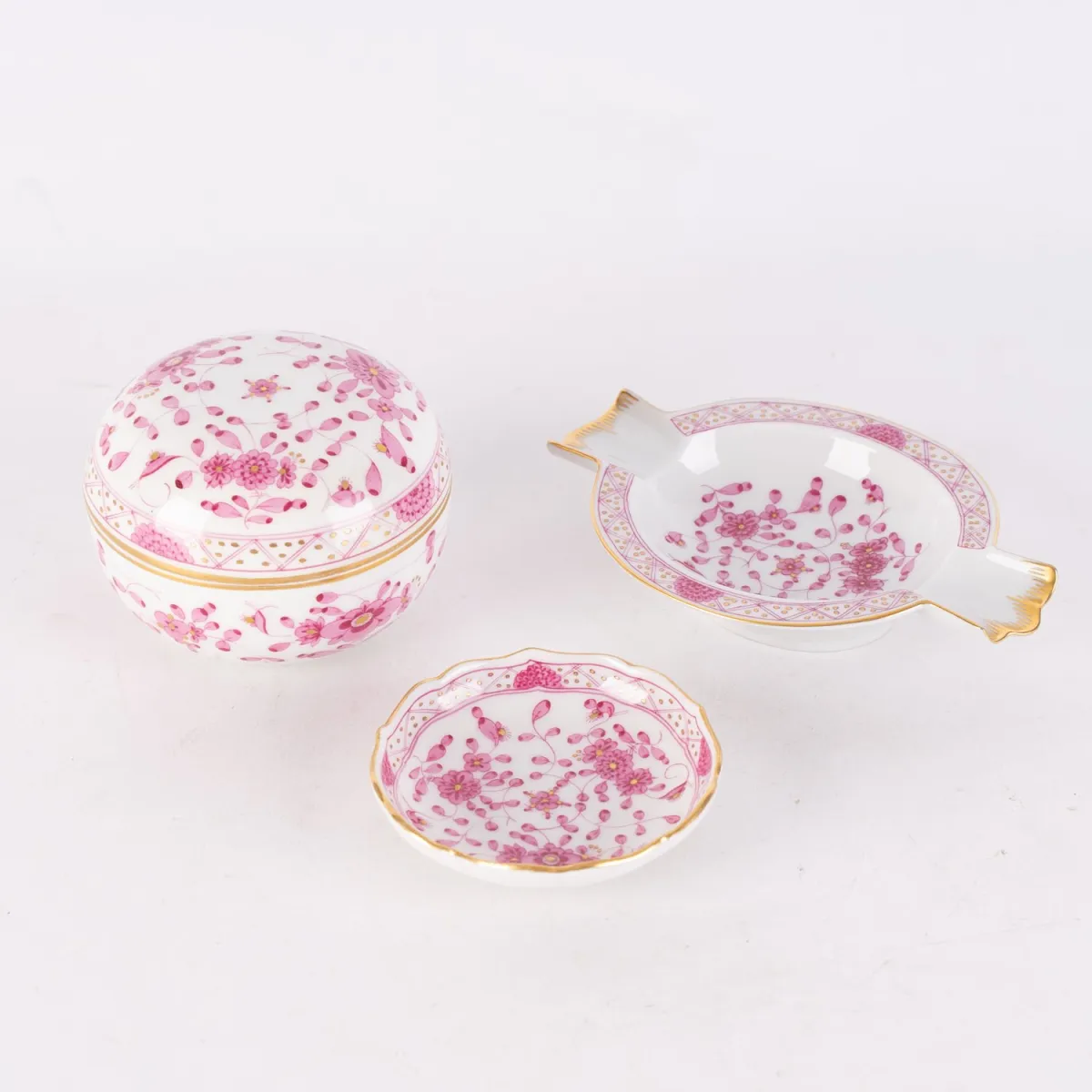 Lot de 3 objets Meissen divers, peinture indienne pourpre avec décor doré, marques aux épées, différents…