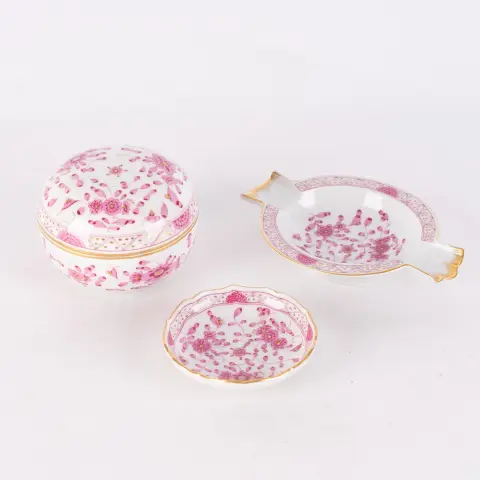 Lot de 3 objets Meissen divers, peinture indienne pourpre avec décor doré, marques aux épées, différents…
