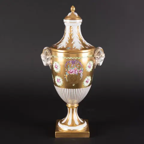 Magnifique vase à tête de bélier, Potschappel / Dresde, porcelaine blanche de Saxe avec décors polychromes et dorure élaborée…