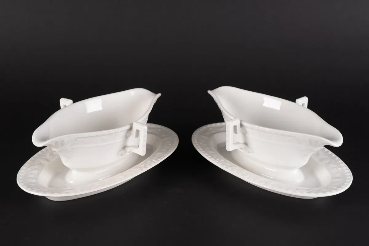 1 paire de saucières à anse, longueur env. 25,5 cm chacune, KPM Kurland, porcelaine blanche classique et élégante de la fin du 20e siècle, partiellement…