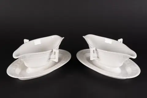 1 paire de saucières à anse, longueur env. 25,5 cm chacune, KPM Kurland, porcelaine blanche classique et élégante de la fin du 20e siècle, partiellement…