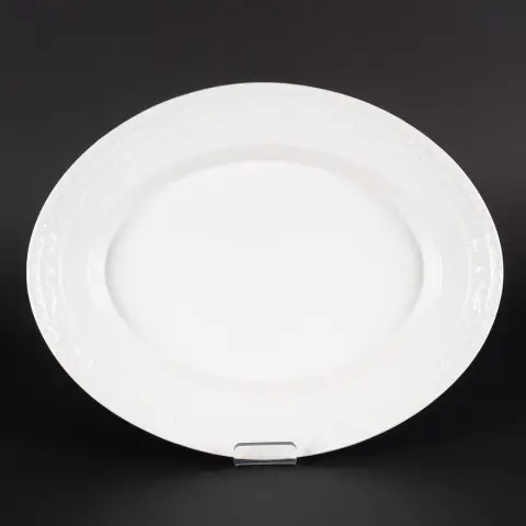 Grande plaque à rôtir ovale, diamètre env. 37 cm, KPM Kurland, porcelaine blanche classique et élégante de la fin du 20e siècle, partiellement…