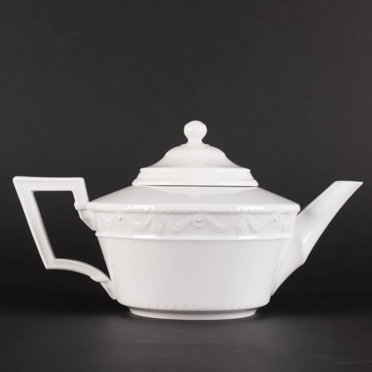 Théière, longueur env. 28,5 cm, KPM Kurland, porcelaine blanche élégante classique de la fin du 20e siècle, partiellement en relief…