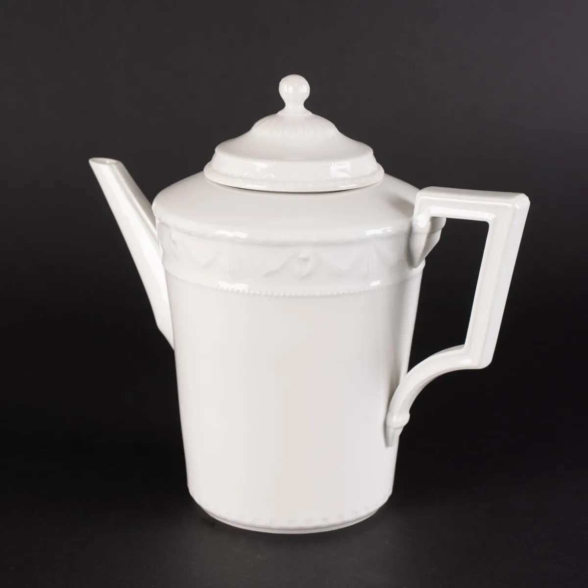 Koffiepot, hoogte ca. 16,5 cm, KPM Kurland, klassiek elegant wit porselein van het late 20e eeuw, deels plastisch verhoogd…