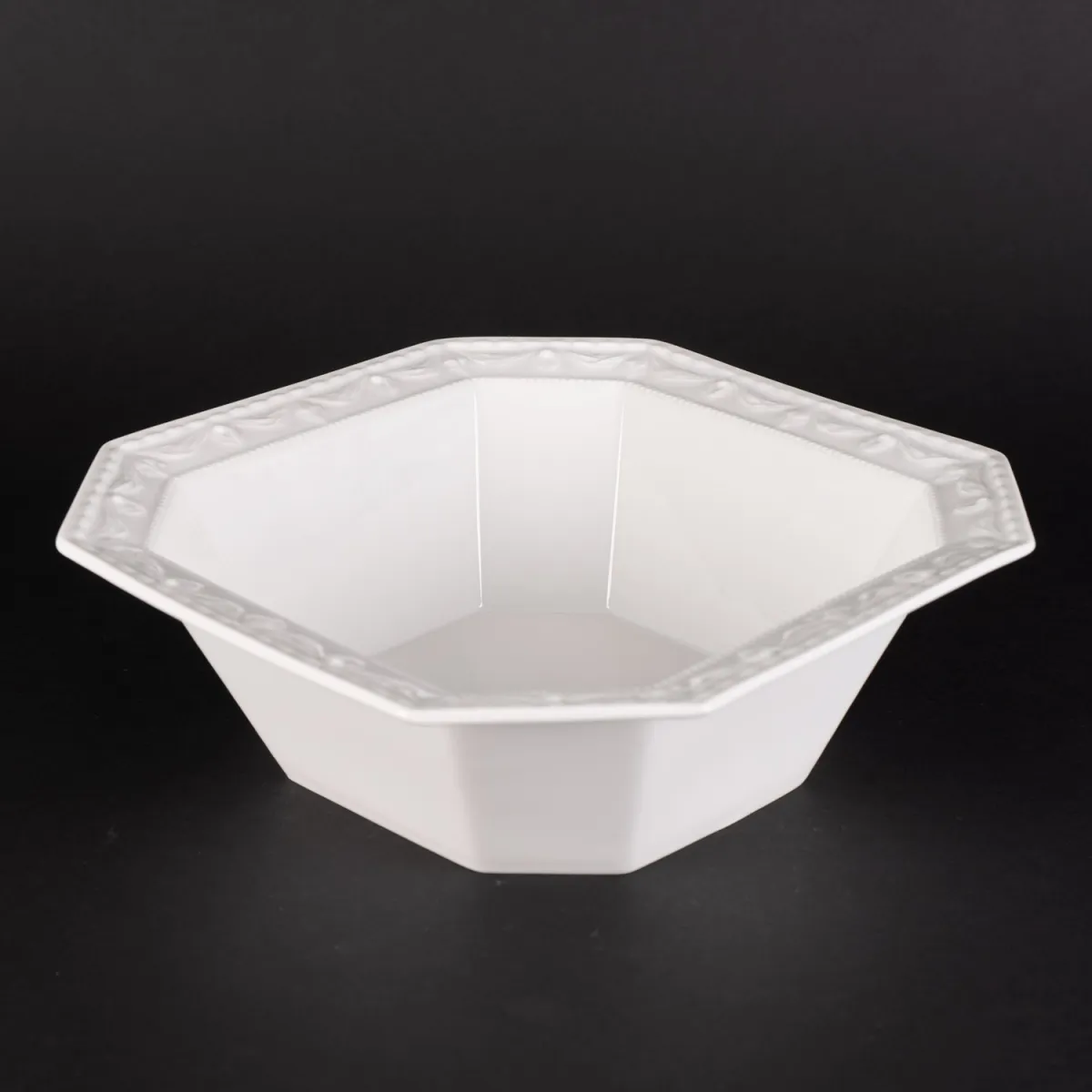 Vierkante groenteschaal, ca. 22,5 x 23 cm, KPM Kurland, klassiek elegant wit porselein van het late 20e eeuw, deels…