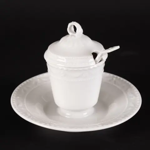 Pot en porcelaine avec couvercle et soucoupe fixée, ainsi qu'une petite cuillère amovible, hauteur env. 11,5 cm, diamètre env. 16 cm