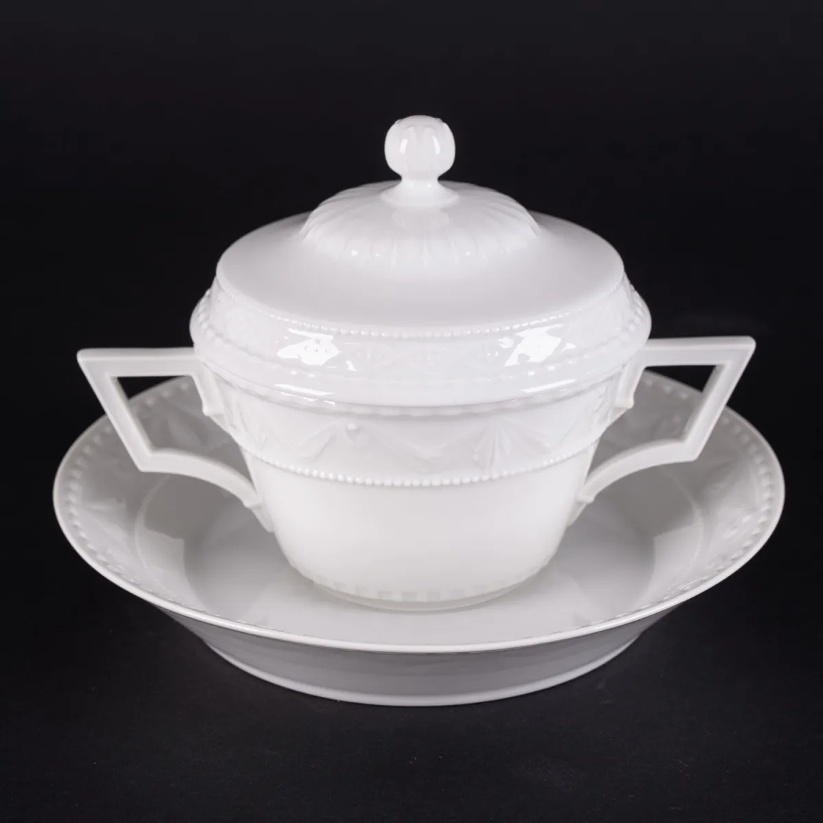 1 gedeckelte Suppentasse mit Unterteller (3tlg.) Durchmesser der Tasse ca. 16 cm (inklusive 2 Henkeln), Durchmesser des …