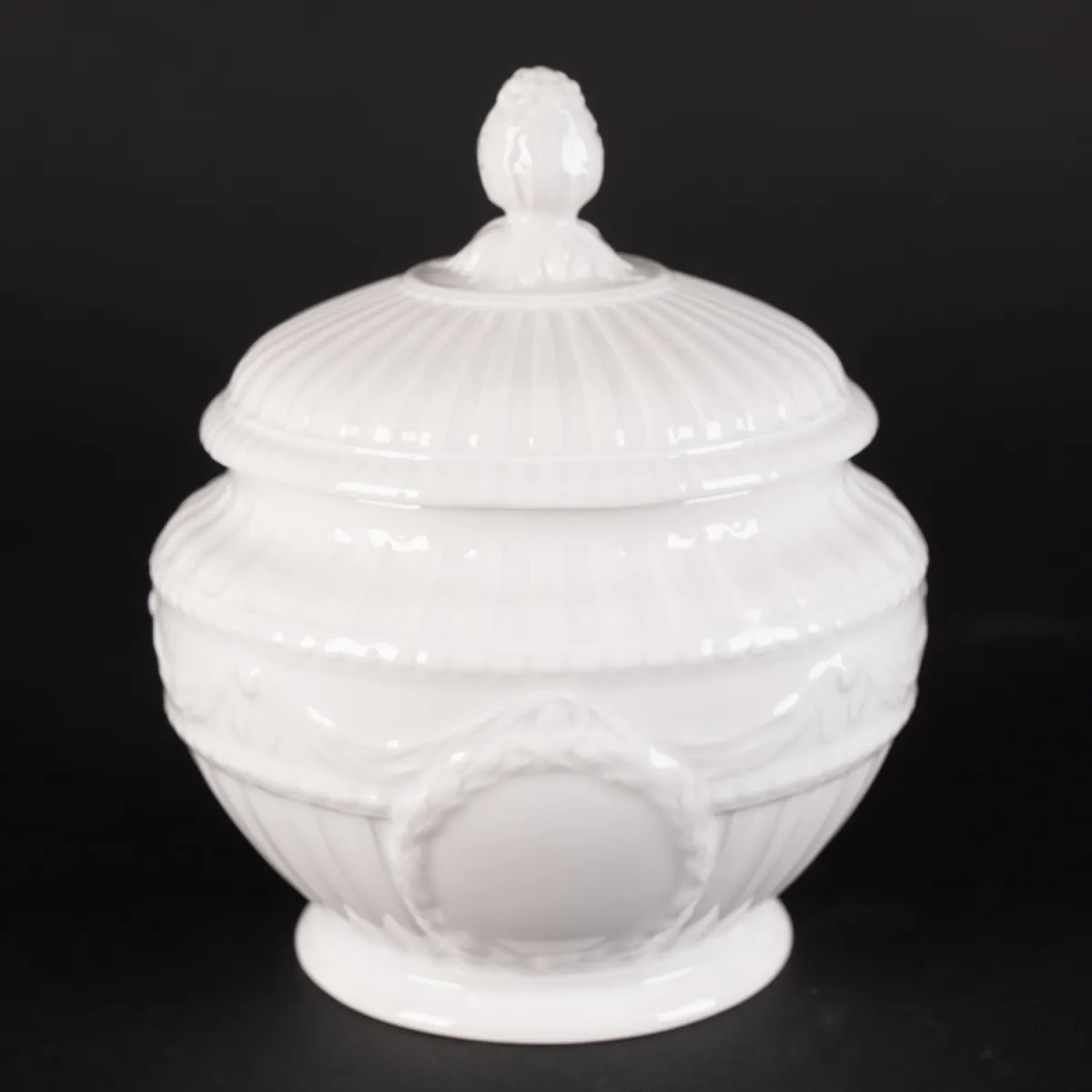 Small lidded bonbonnière, height approx. 15.5 cm, diameter approx. 13 cm, KPM Kurland, classic elegant white...