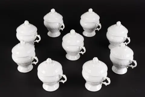 Set van 9 kopjes met oor en deksel, van Richard Ginori (Italië), hoogte ca. 10 cm, zeer mooie staat.