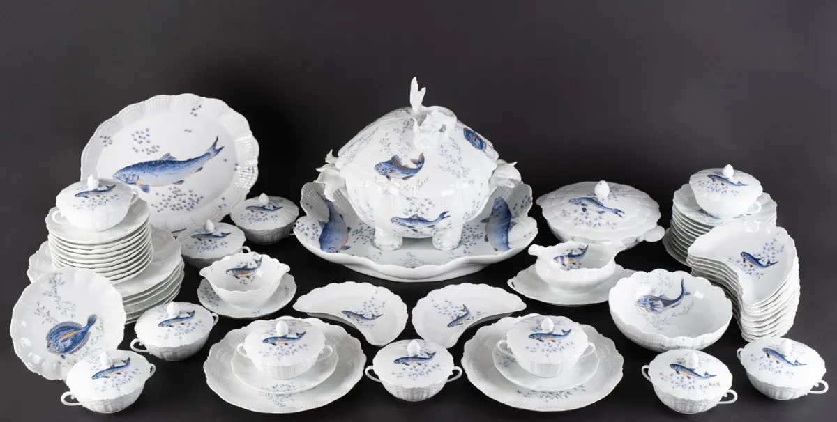 Important service de table 76 pièces Corail la mer Giraud Limoges, milieu du 20e s., porcelaine blanche française avec...
