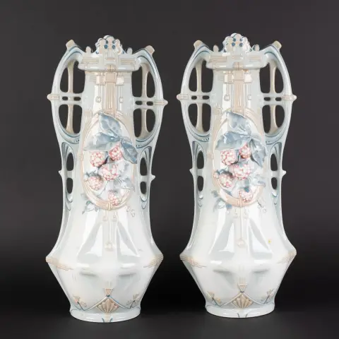 Paar grote Royal Dux amforen - vazen, jugendstil, Bohemen circa 1900/20. Hoogte elk ca. 48 cm. Eén vaas aan de bovenkant…