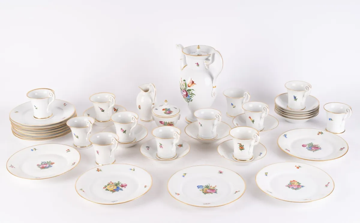 Service à café Empire 38 pièces, Nymphenburg, porcelaine blanche bavaroise avec peinture florale polychrome et dorure discrète…