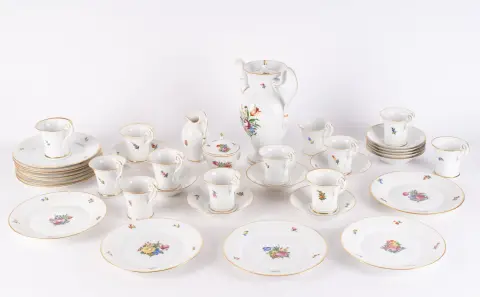 38-delige Empire koffieservies, Nymphenburg, Beiers wit porselein met polychrome bloemschildering en subtiel verguld…