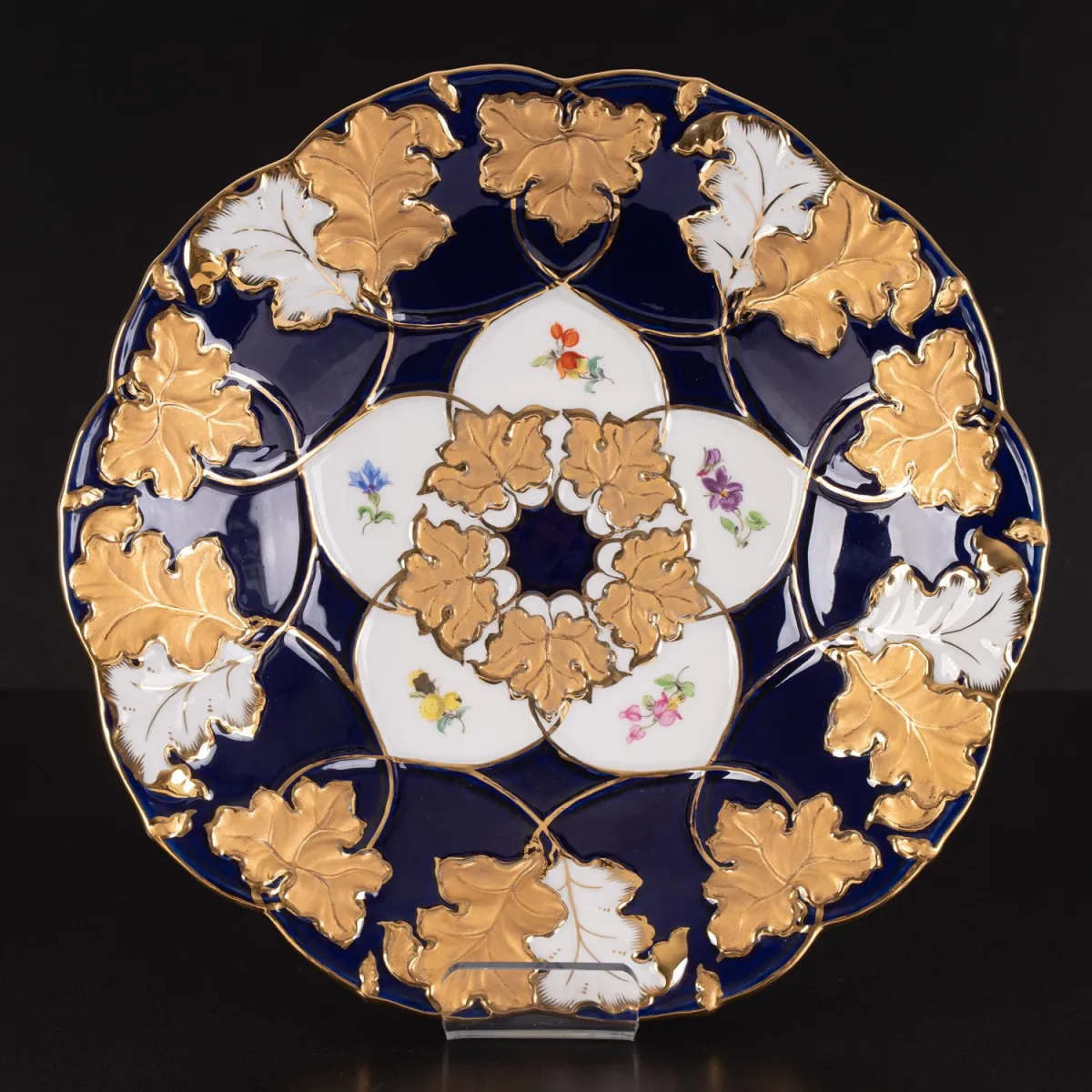 Magnificent Meissen display plate, Saxon white porcelain, sword mark 3, choice, leaf garland on the rim