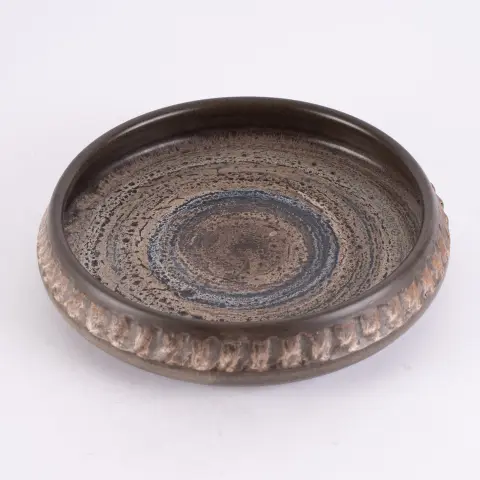 Platte ronde keramische schaal, polychroom glazuur, lichte scherf, opstaande rand, gemerkt Judi Kunst - Danmark