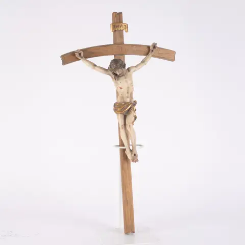 Jezus Christus aan het kruis, gesneden hout, polychroom en deels verguld, figuur ca. 35 x 25 cm, kruis ca. 65 x 35 cm