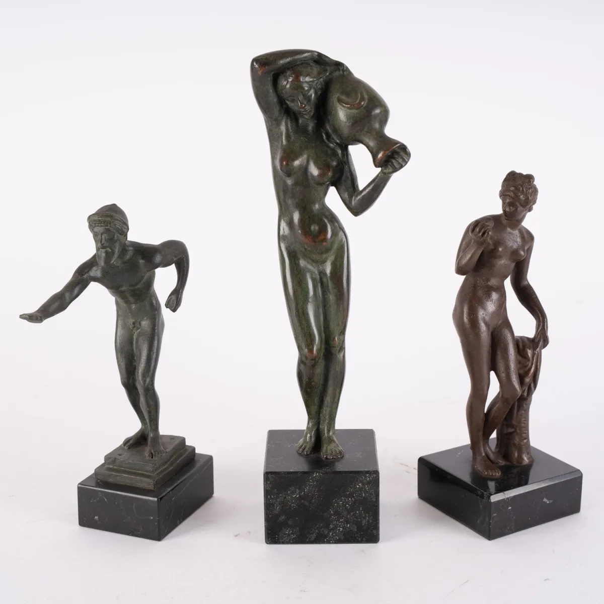 Lot de 3 petites bronzes figuratives des 20e/21e siècles, hauteur max. avec socle env. 30,5 cm.