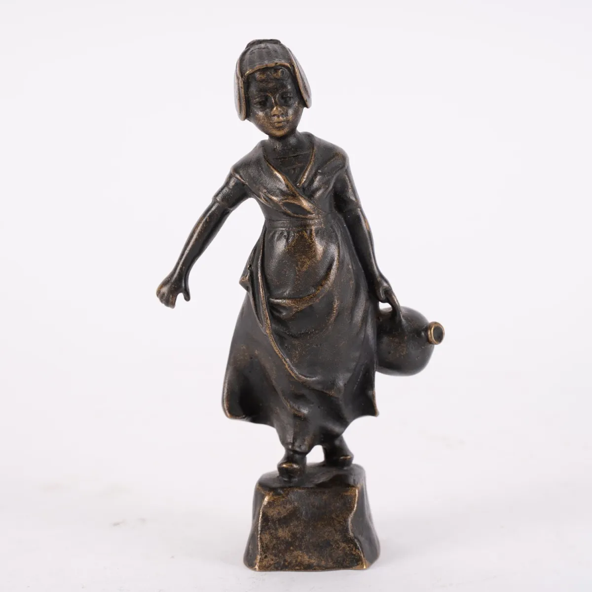 Kleine Wasserträgerin, dunkelbraun patinierte Bronzestatuette, unsigniert, 1. Drittel 20. Jhd., Höhe der Figur ca. 15 cm…