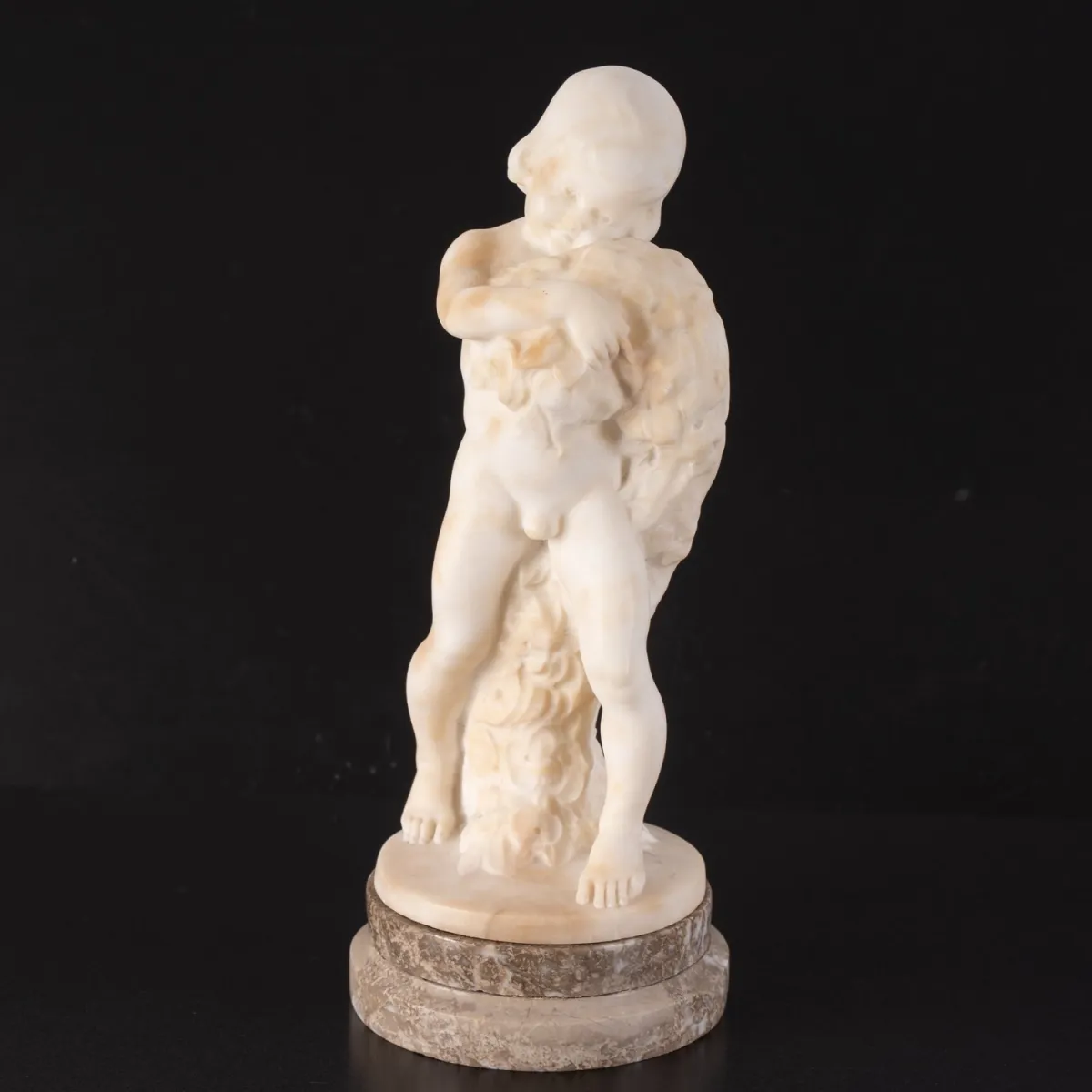 Nackedei mit Blumengirlande , Jugendstil, deutsch um 1900 / 20, an Arbeiten der Karlsruher Majolika erinnernde ca. 31 cm…