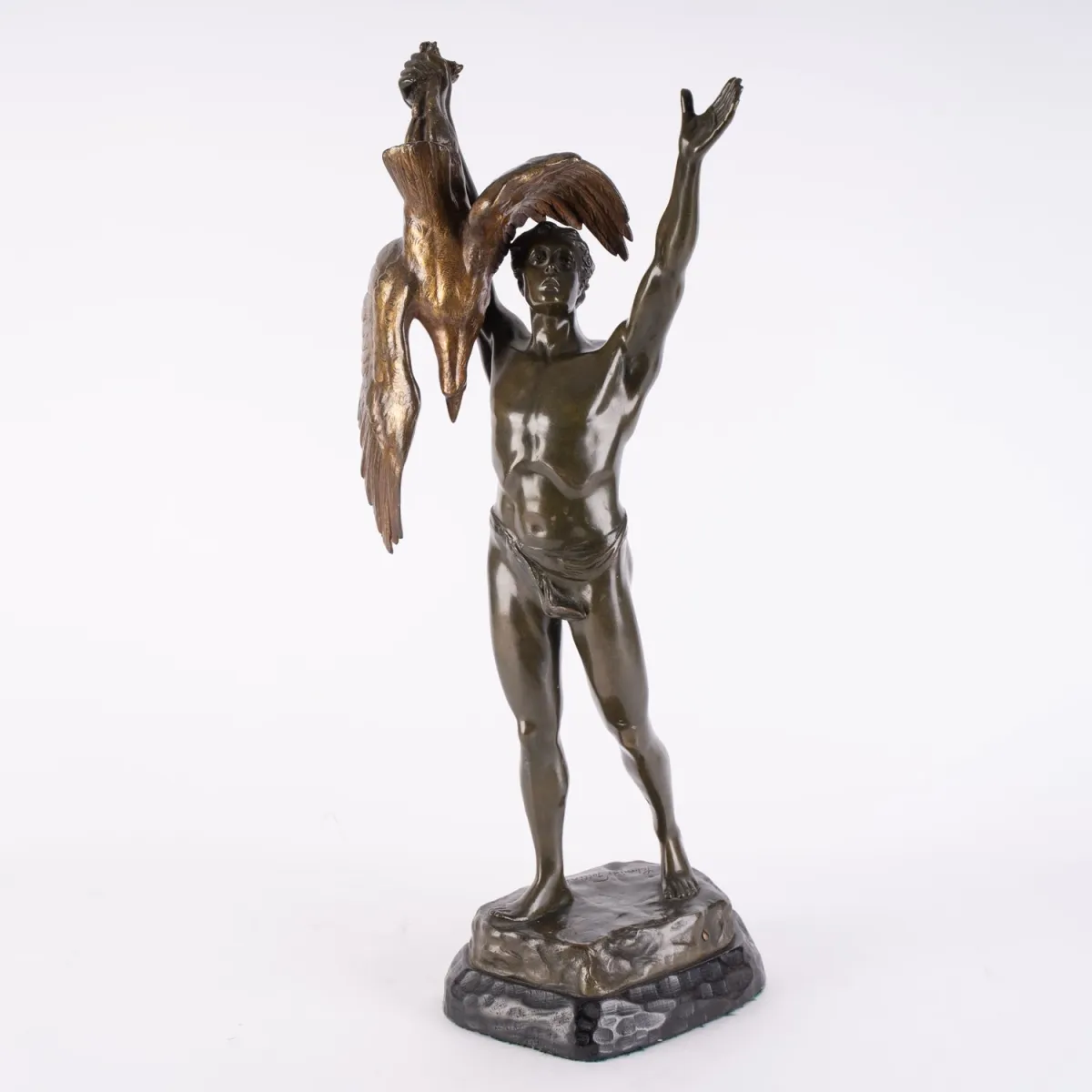 Der Sieg des Jägers - mehrfarbig patinierte Bronzefigur eines, nur mit einem Lendenschurz bekleideten, stehenden Jünglin…