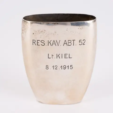 Zilveren drinkbeker uit het voormalige bezit van Wilhelm Kiel (1889 - 1917), gemerkt: RES. KAV. BAT. 52 - Lt. KIEL…