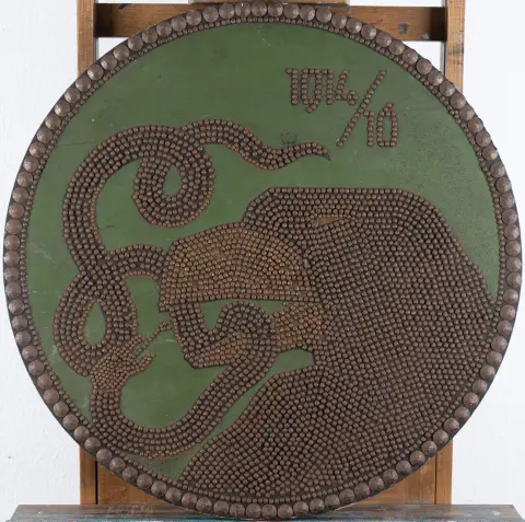 Rond spijkerschilderij uit 1916, vervaardigd met gesmede ijzeren spijkers, decoratief houten paneel, diameter ca. 71 cm, ontwerp…