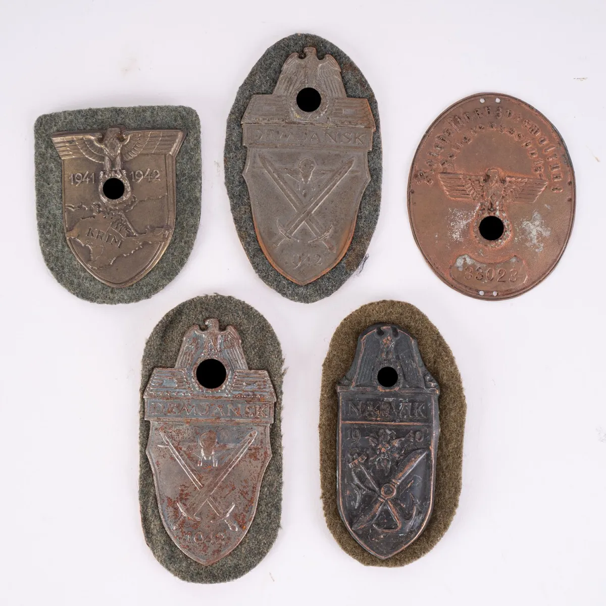 Lot de 5 insignes de bras divers - répliques, fabrication d'après-guerre, états divers.