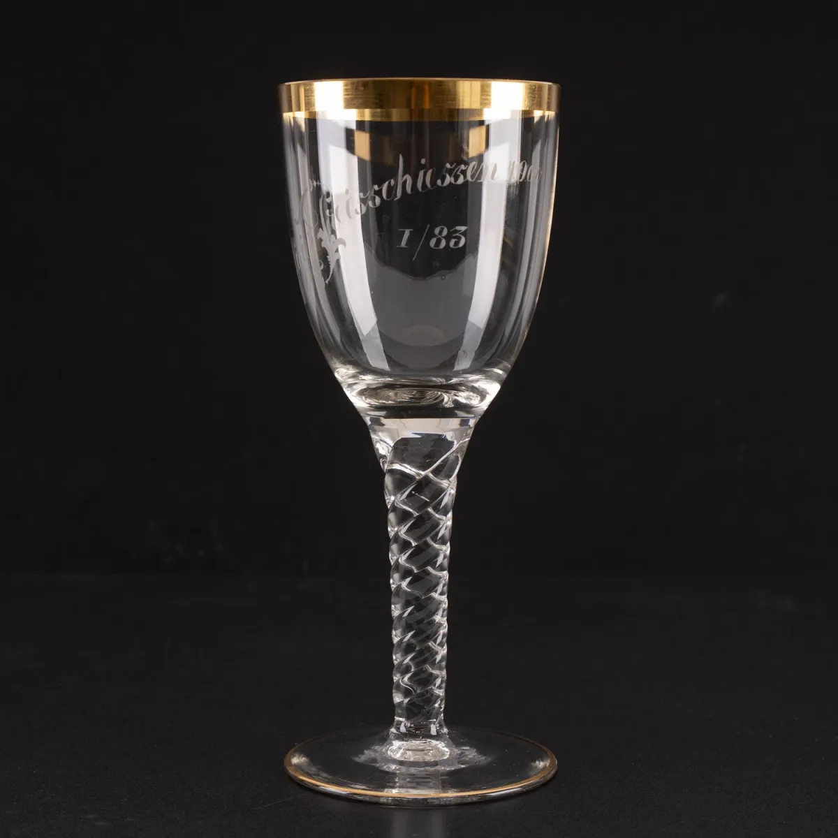Verre à pied sur pied tourné avec large bord doré sur la coupe et le pied, soufflé à la bouche, gravure sur la coupe : Offizi…