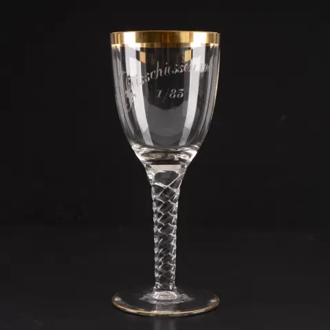 Verre à pied sur pied tourné avec large bord doré sur la coupe et le pied, soufflé à la bouche, gravure sur la coupe : Offizi…