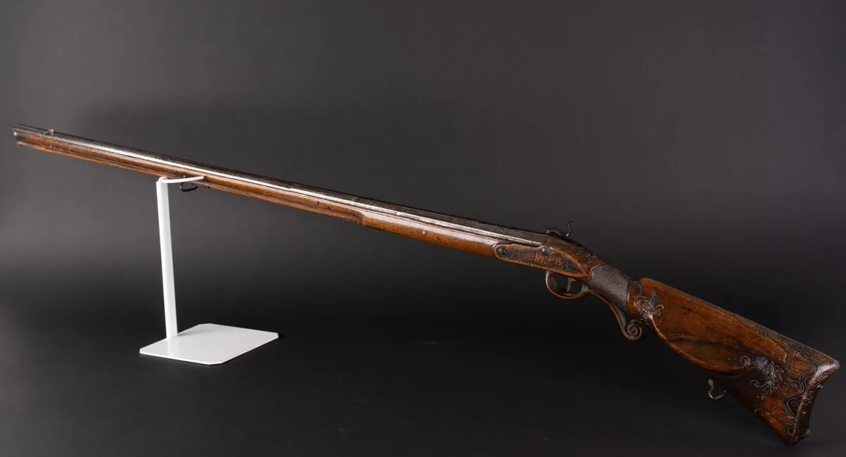 Baroque hunting rifle with damascened barrel, 2nd half 18th century, elaborately and richly carved solid walnut stock