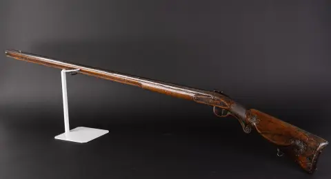 Fusil de chasse baroque avec canon damasquiné, 2e moitié 18e siècle, crosse en noyer massif finement sculptée