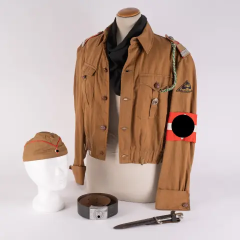 Collection en 3 parties, composée de : chemise HJ originale d'un Gefolgschaftsführer avec crochet de ceinture et insigne de tir...