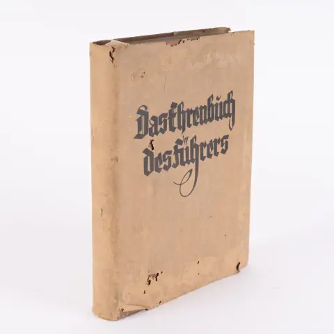 Das Ehrenbuch des Führers: Der Weg zur Volksgemeinschaft, éd. Heinz Haake, 1933. Bon état, partiellement noir et blanc...