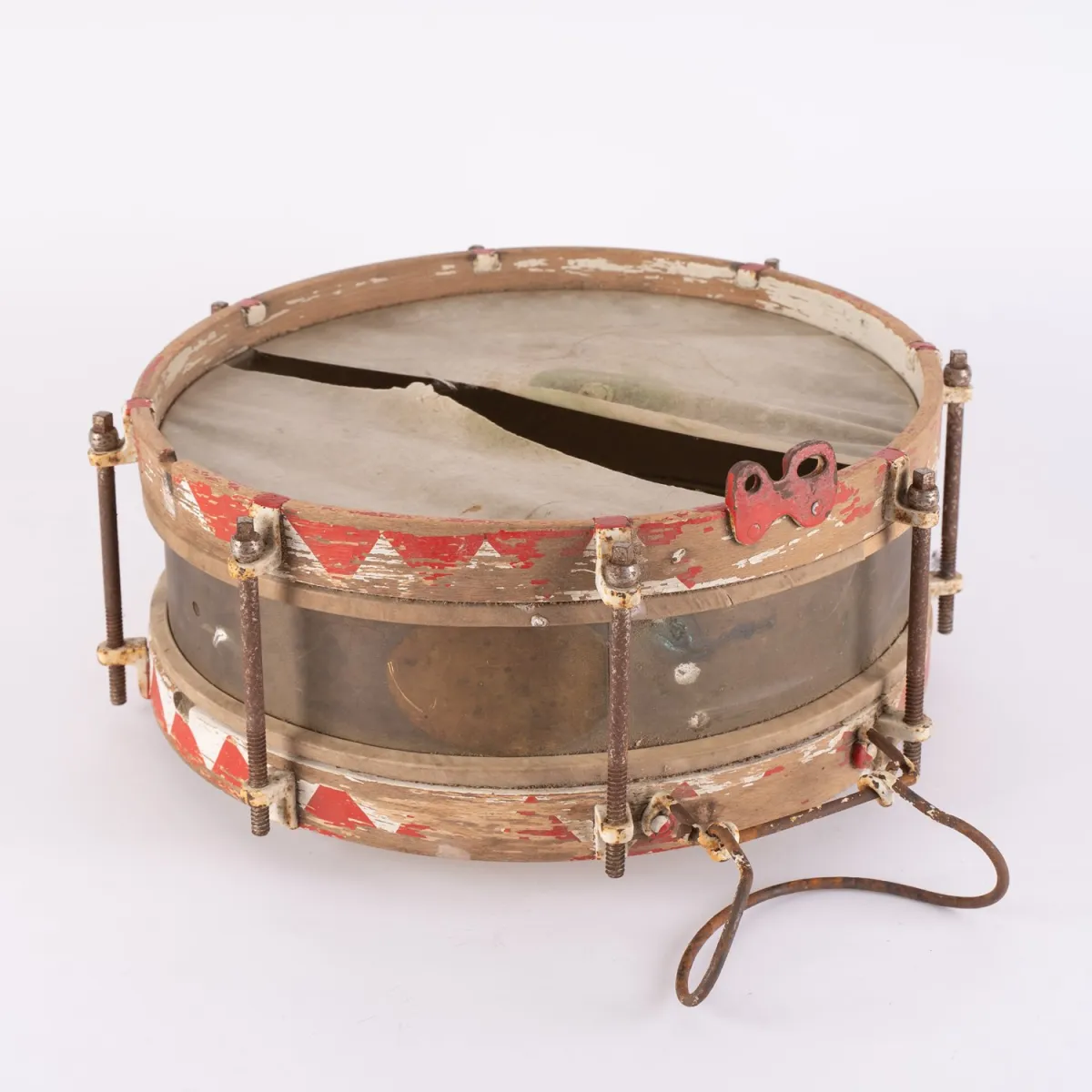 HJ march drum with clear signs of age, both heads torn, diameter approx. 47 cm.