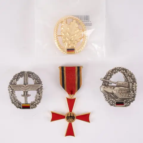 Lot de 4 insignes / décorations différents de la République fédérale d'Allemagne après 1949.