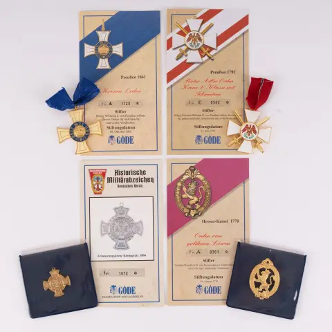 4 répliques de différents insignes / décorations militaires historiques de la société Göde, dans leurs emballages d'origine et historiquement…